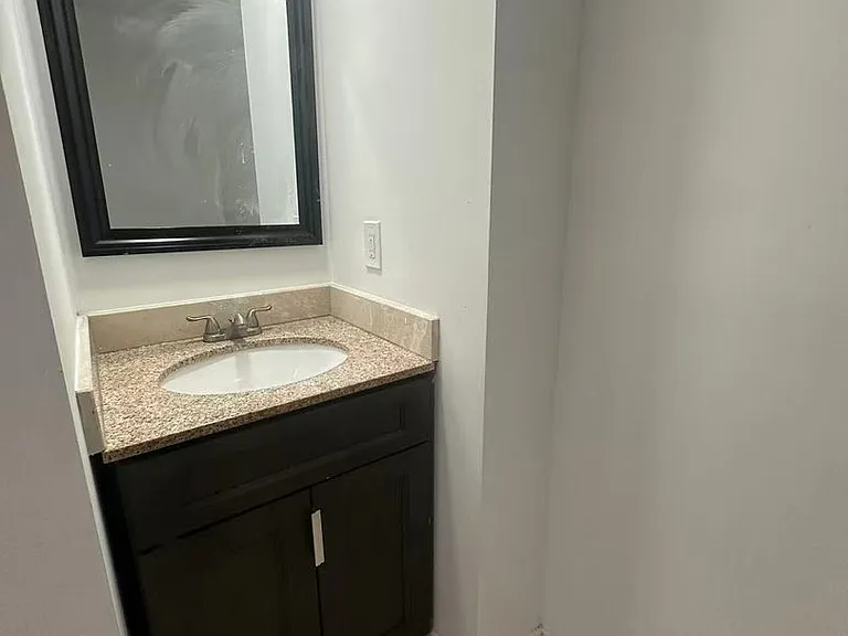 915 Washington Av — Photo 11