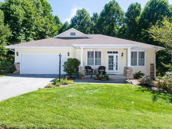 111 Chancery Ct, Flat Rock, NC 28731