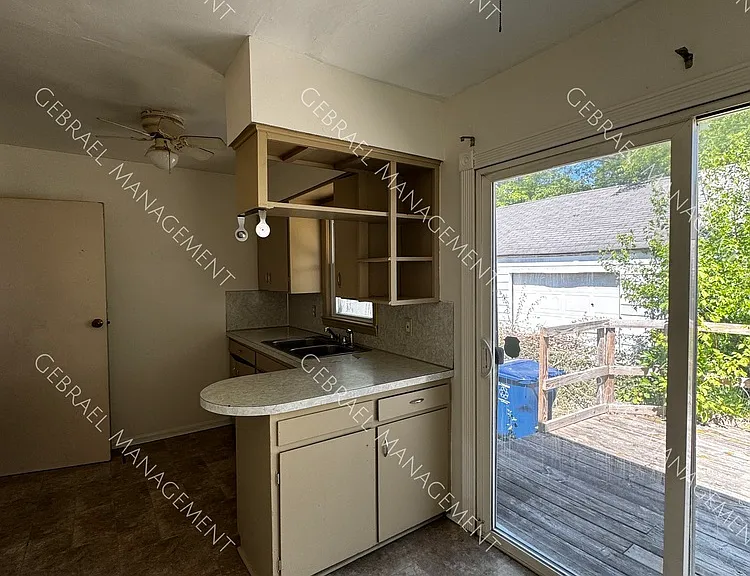 1119 Barney Ave — Photo 4
