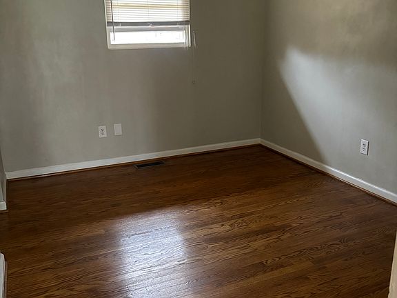 4th image of 1028 Grove Ln