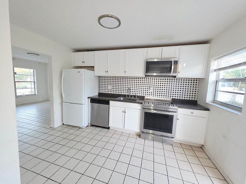 2nd image of 250 NE 51st St #250
