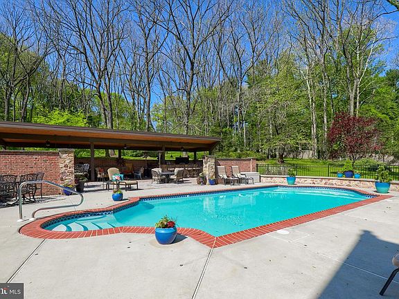 4th image of 80 School House Rd