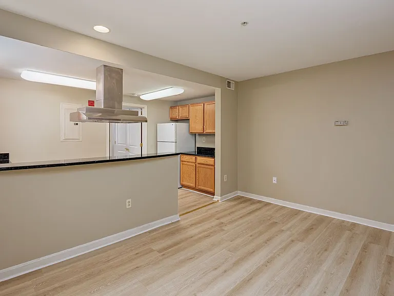 Astor Court Apartments — Photo 2