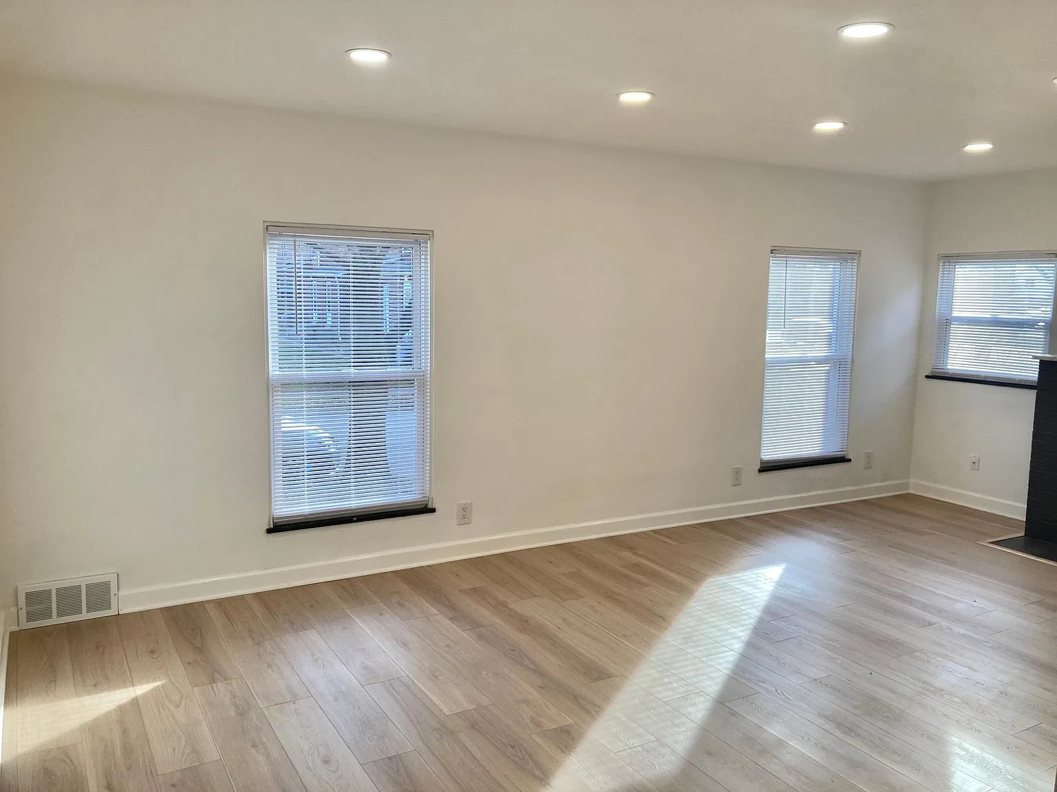 2 bed, 1000 sqft, $1,580 — Photo 3