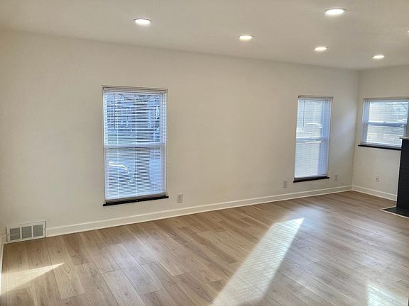 3rd image of 14 E Beaumont Rd APT B