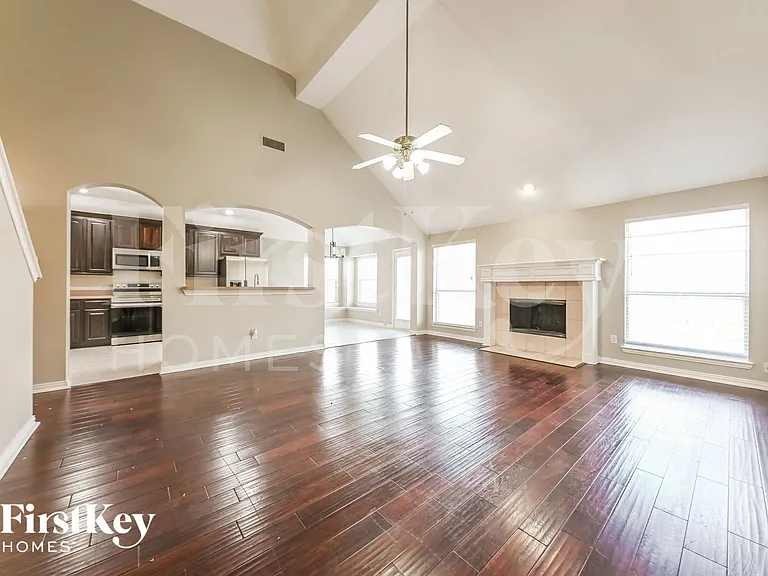 3108 Silver Creek Dr — Photo 3