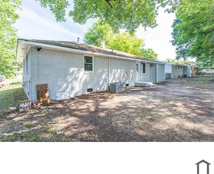 3 bed, 1050 sqft, $1,810 — Photo 2