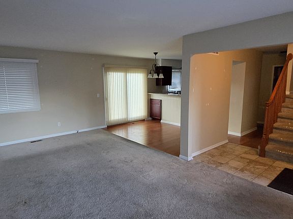 5th image of 380 Huntington Ct