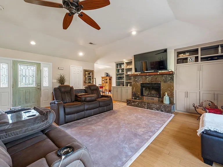 604 Rolling Green Dr — Photo 7