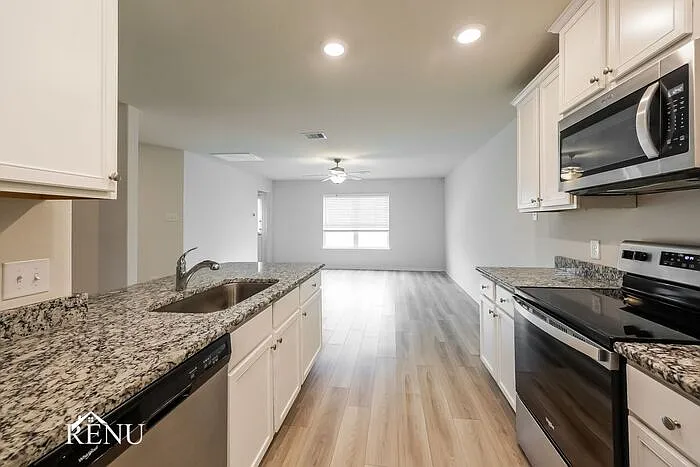 3 bed, 2.0 bath, 1414 sqft, $1,655 — Photo 2