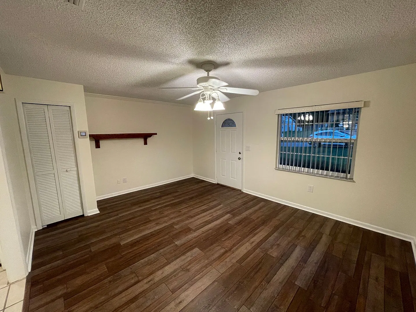 Beautiful 3/2 with large yard, new floors, and updated bathrooms! — Photo 3