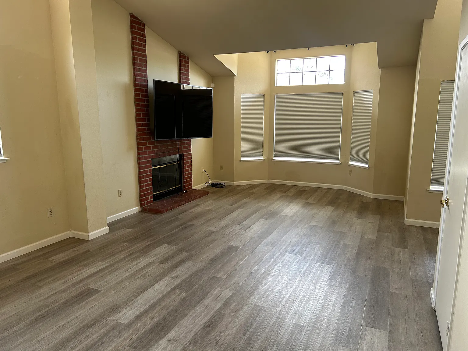 3 bed, 1294 sqft, $3,074 — Photo 3
