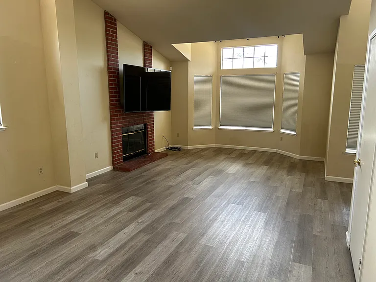 536 Longridge Dr — Photo 3