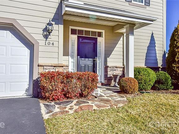 3rd image of 104 Towne Place Dr