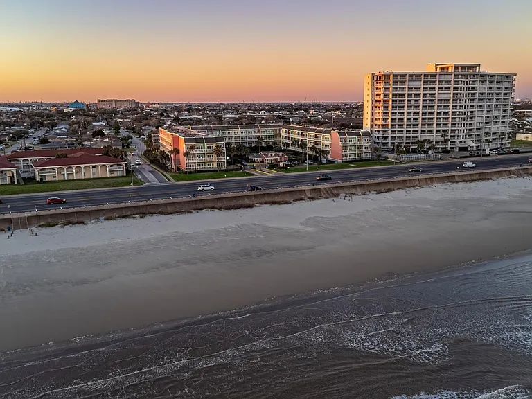 The Oceanfront Galveston Apartments — Photo 73