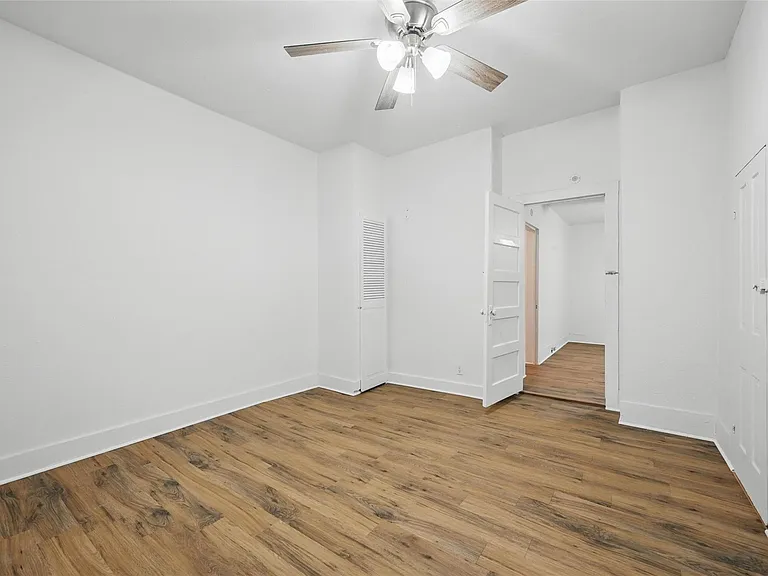 908 E Houston St — Photo 24