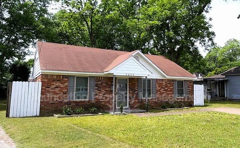 2 bed, 1.0 bath, 975 sqft, $1,025 — Photo 1