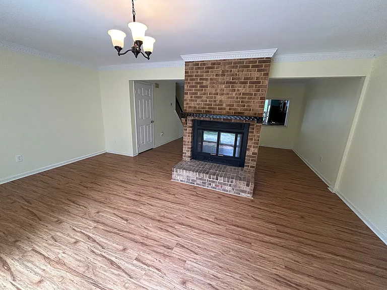 717 Westminster Ln — Photo 2