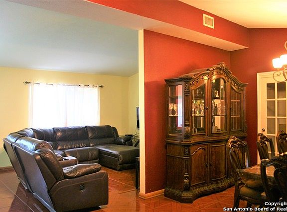 4th image of 322 Sharon Dr