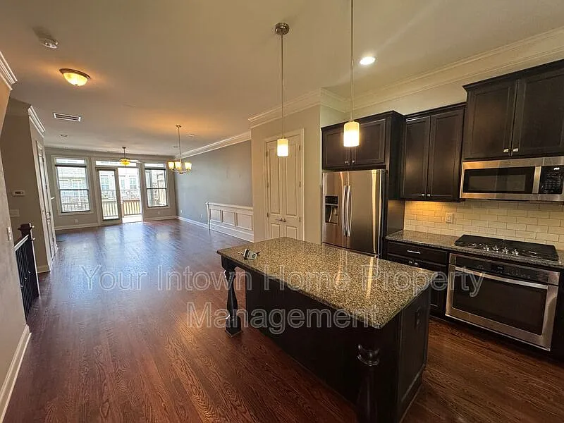 3 bed, 3.5 bath, 2000 sqft, $3,300 — Photo 3