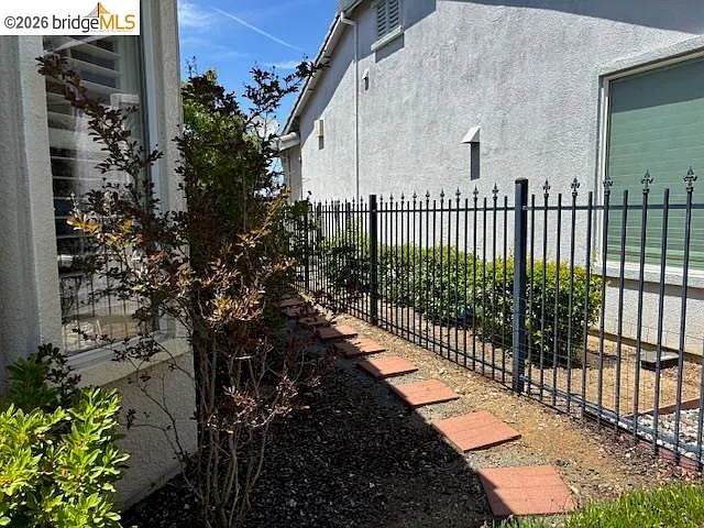366 Saint Claire Ter — Photo 15