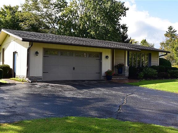 2nd image of 10427 Meadowhurst Ln