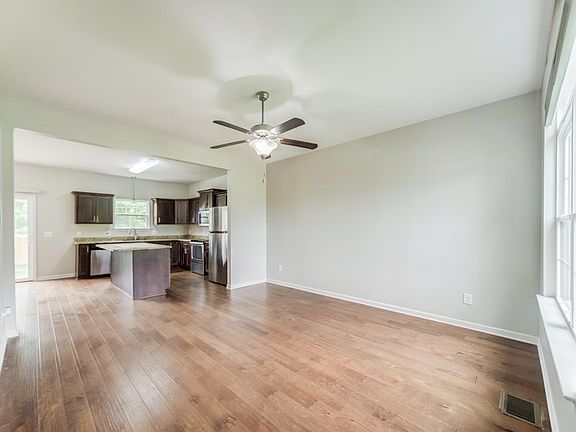 3rd image of 405 W Winterberry Trl
