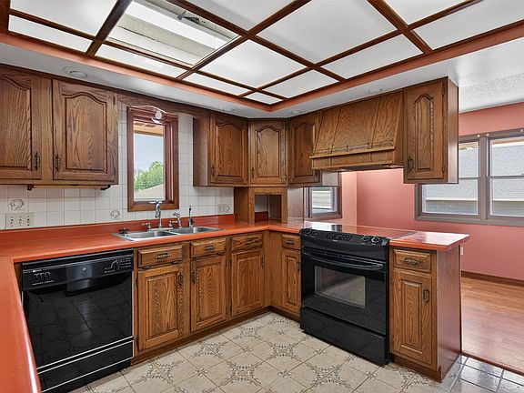 3rd image of 851 SE 60th St