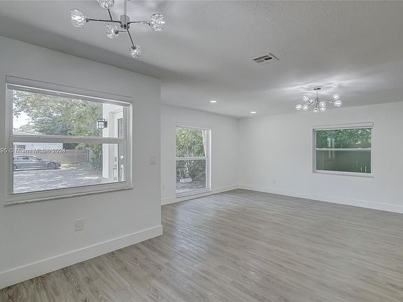 4th image of 953 SW 16th Pl #953