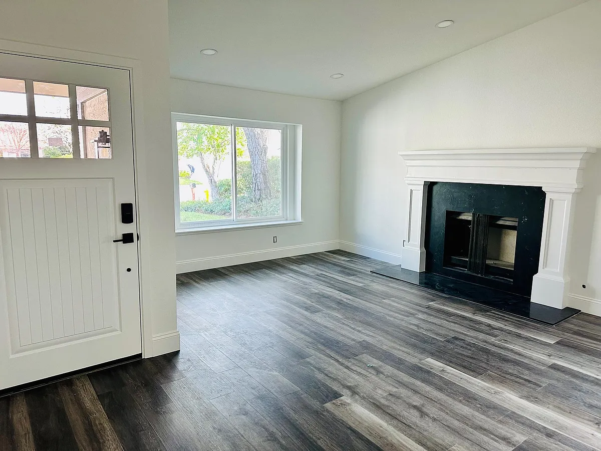 Building Photo - 753 Calle Las Colinas