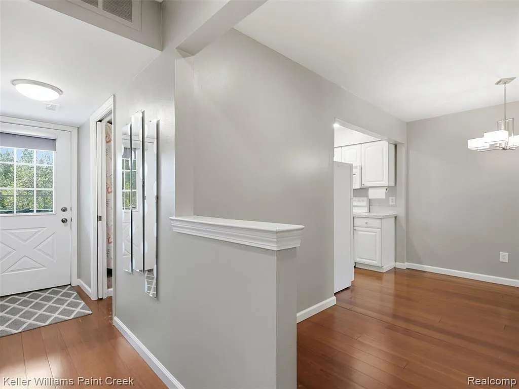 2 bed, 1.0 bath, 965 sqft, $1,700 — Photo 4