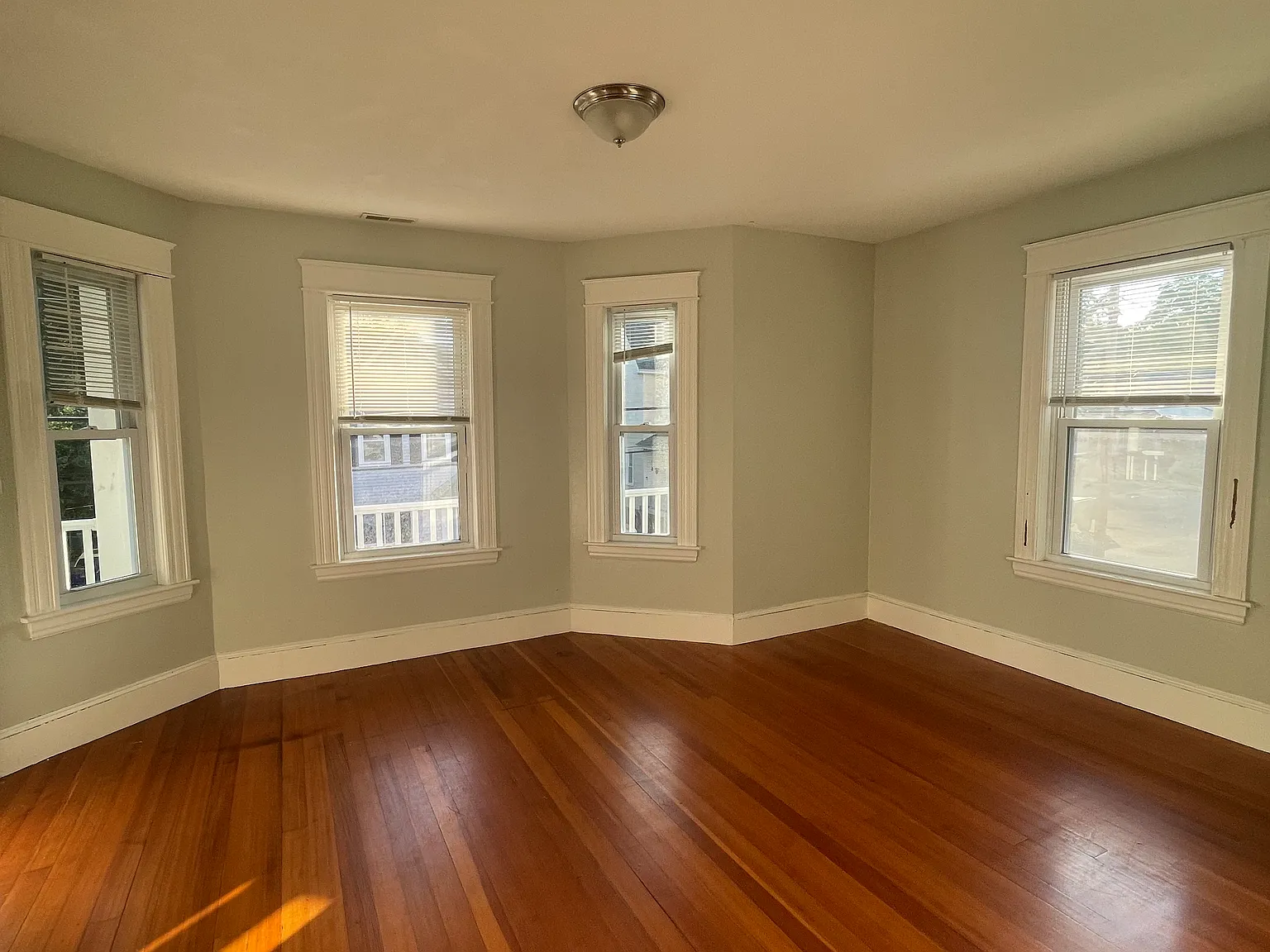 3 bed, 1200 sqft, $2,700 — Photo 3