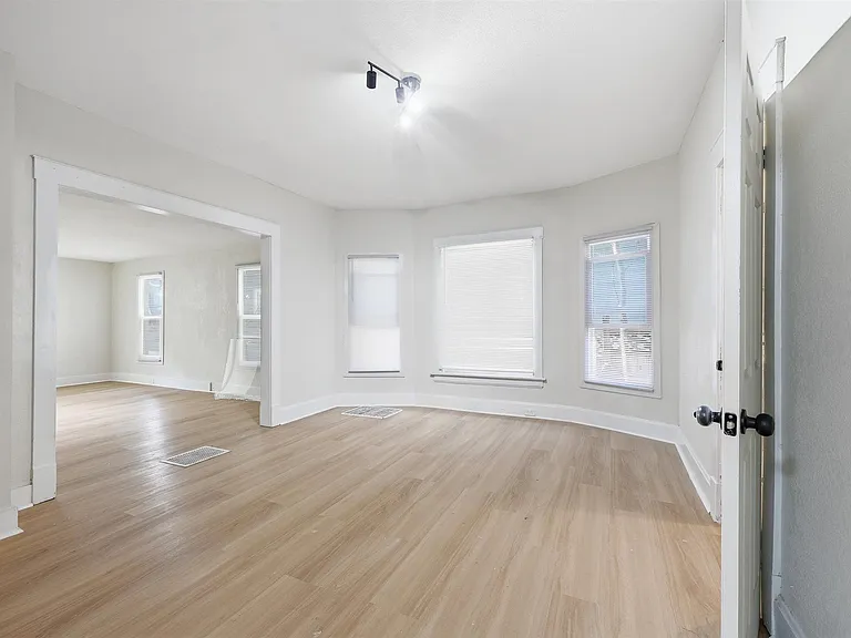 4029 Kingsbury Ave — Photo 6
