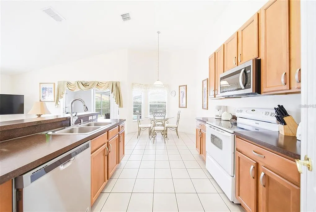 4 bed, 3.0 bath, 1944 sqft, $2,400 — Photo 4
