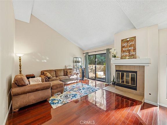 4th image of 10 Deerpath Pl