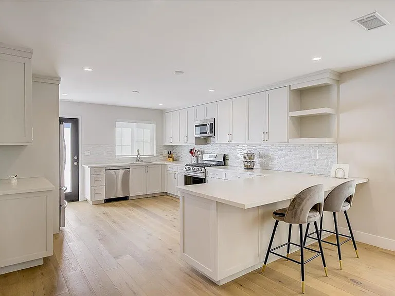 1832 S Redondo Blvd — Photo 8