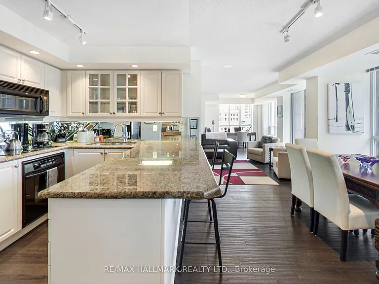 140 Simcoe St #Penthouse 09 — Photo 8