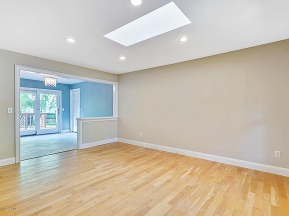 4th image of 1061 Dove St