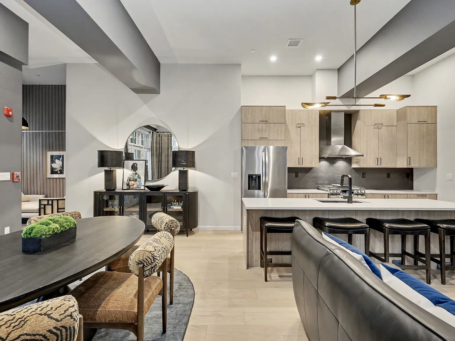 1 bed, 1.5 bath, 988 sqft, $10,000 — Photo 3