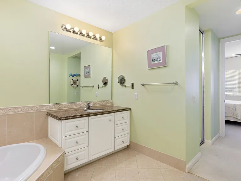 33 Harbour Isle Dr #201 — Photo 17