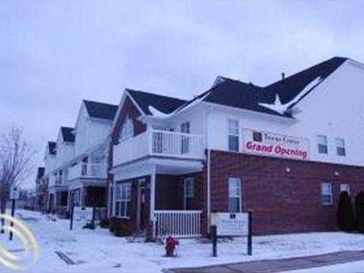 8329 Towne Center Cir S, Warren, MI, 48093