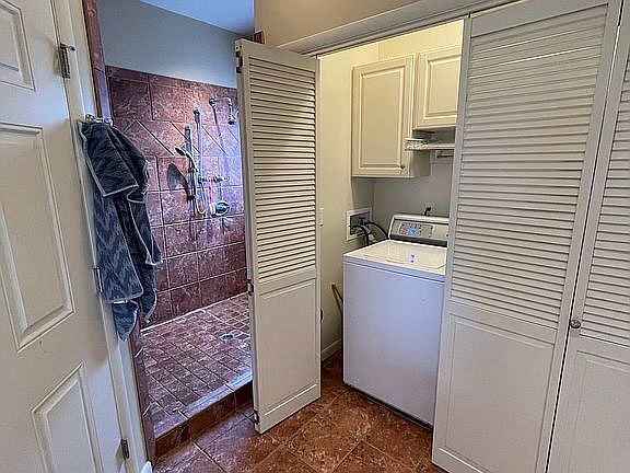 Master bath w/ laundry 