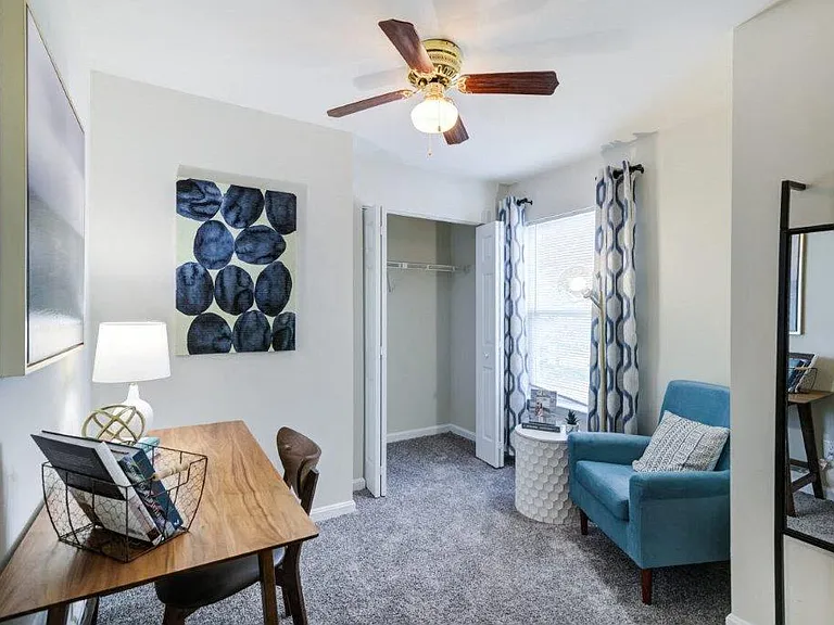 Fox Run Apartments and Townhomes — Photo 11