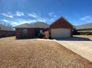 640 E Linden Ln, Mustang, OK 73064