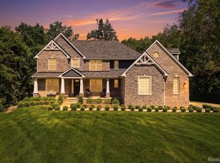 7375 N Mistwood Dr, White Lake, MI 48383