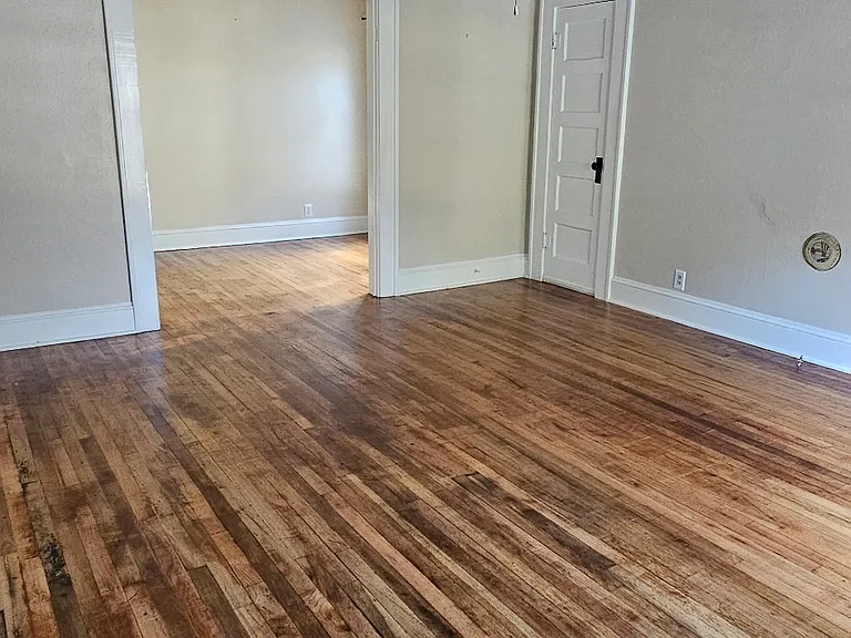 406 E Jefferson St — Photo 3