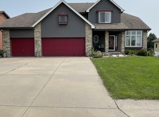 21007 Shiloh Dr, Gretna, NE 68028