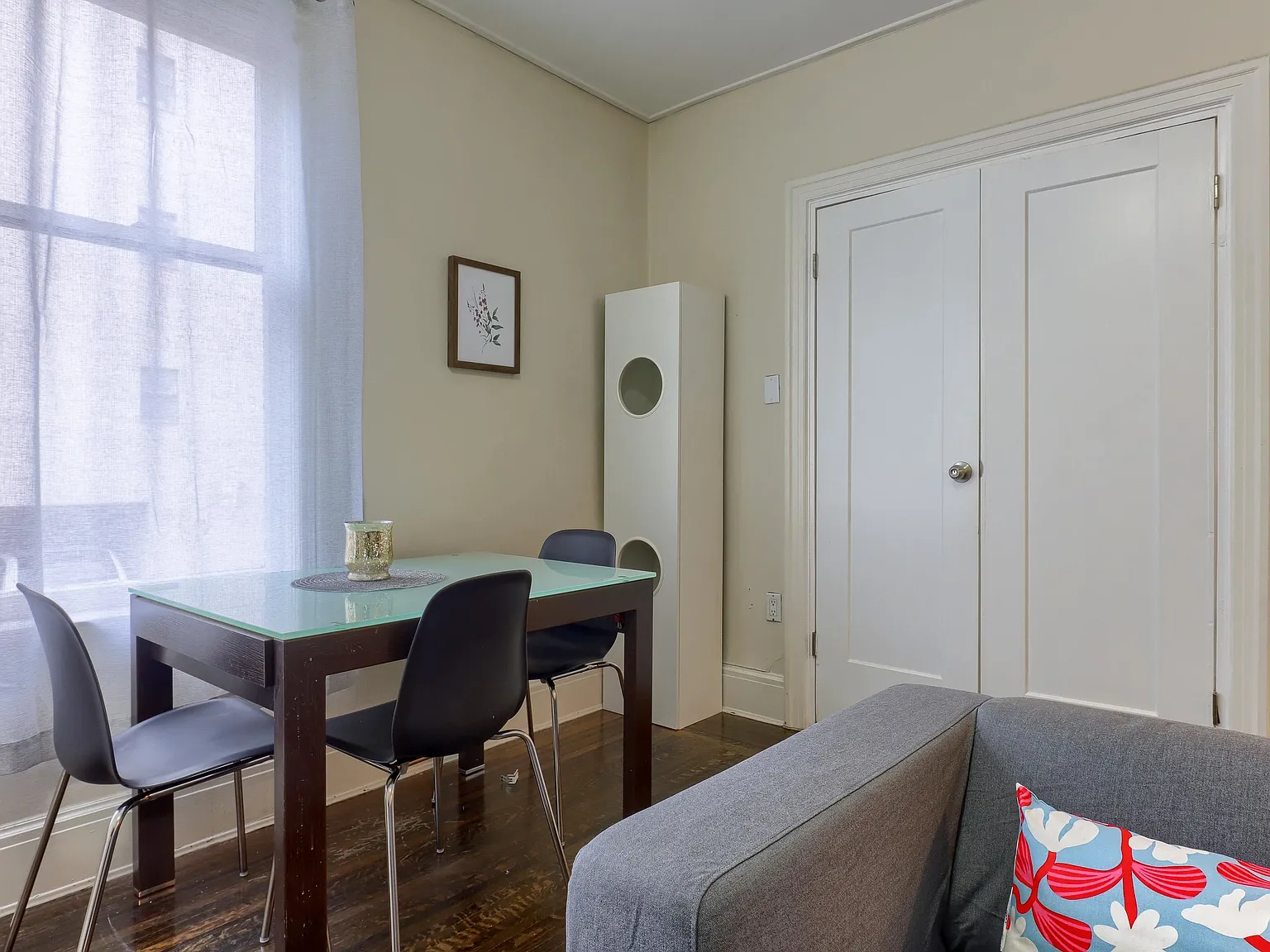 3 bed, 811 sqft, $3,490 — Photo 3
