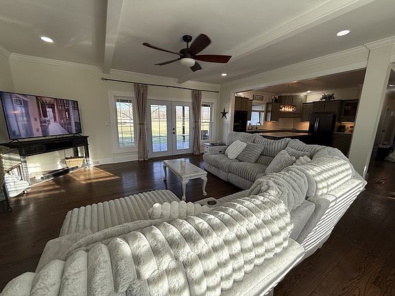 5th image of 415 Viola Rd