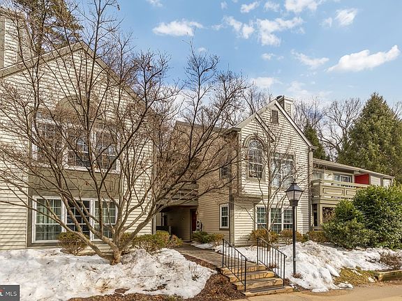 3rd image of 2221 Lovedale Ln #202B